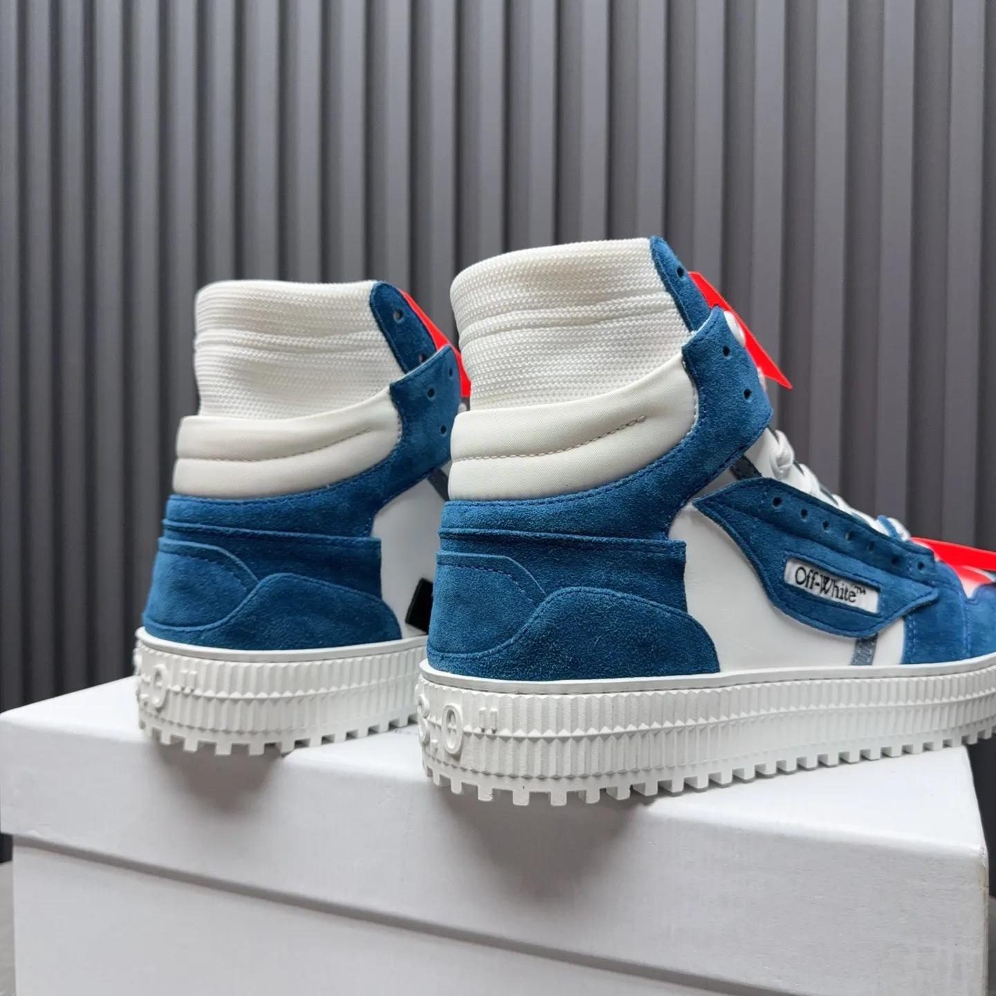 Men's shoes💰740 OFF WHITE ⚡️Couple style⚡️The latest spring style street casual shoes, released with the highest quality version on the market👊Series original mold opening, original lasting, production technology 1:1 original version➰🔜The best choice for more and more celebrities and Internet celebrities🔸In the classics Changes in the code🔸Innovate in the trend🔸Strive to break away from the shackles of bad street design🔝Although he is not the originator of fashion design, he is definitely a shining dark horse in avant-garde design🐴🆙Do not follow the trend🔅Not universal beauty🔅 Fabric💯First-layer cowhide Lining💯Imported skin-friendly and environmentally friendly polyester mesh Foot pads💯Original molded high-elastic environmentally friendly molding pads Midsole💯Made with original last-last technology Outsole💯Rubber outsole Packaging💯Official website synchronizes full set of packaging (brand wrapping paper, brand certificate, brand cloth bag) Code numbers 35-44, 45 46 Customized